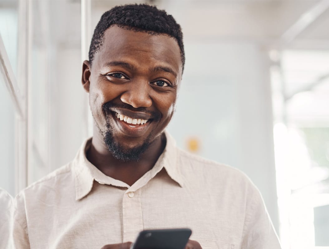 Homme confiant fixant le regard droit devant lui en souriant