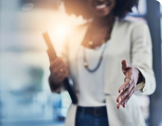 Femme professionnelle tendant la main pour souhaiter la bienvenue