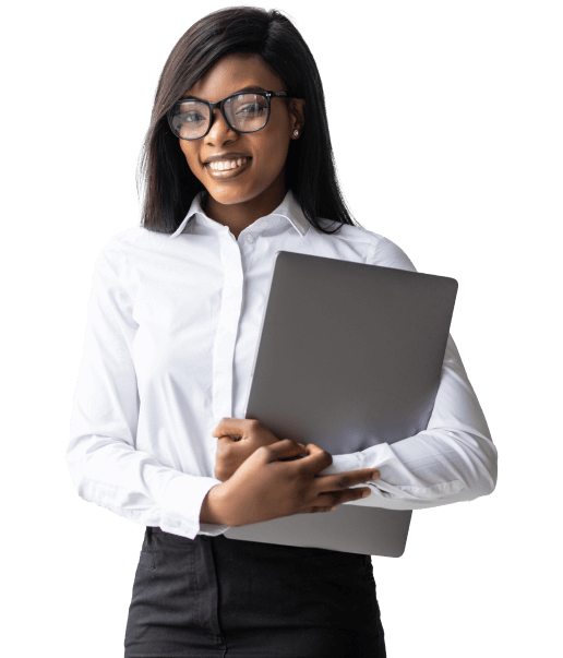 Jeune femme profressionnelle fixant la caméra du regard et portant son ordinateur portable dans son bras gauche