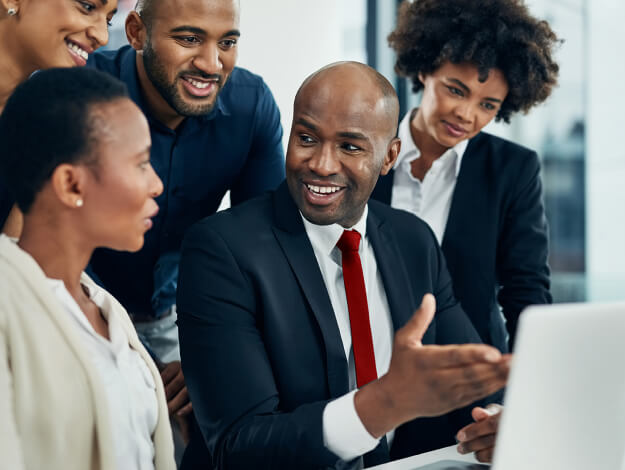 Groupe de professionnels collaborant derrière un ordinateur