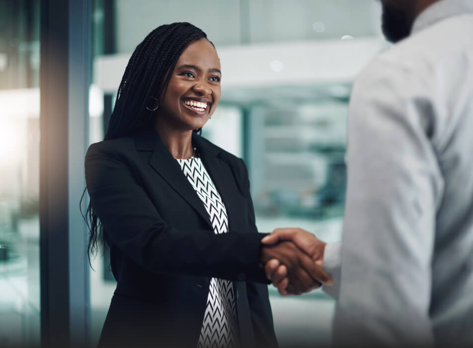 Femme professionnelle tenant la main d'un client ou d'un collègue, dans un espace de travail