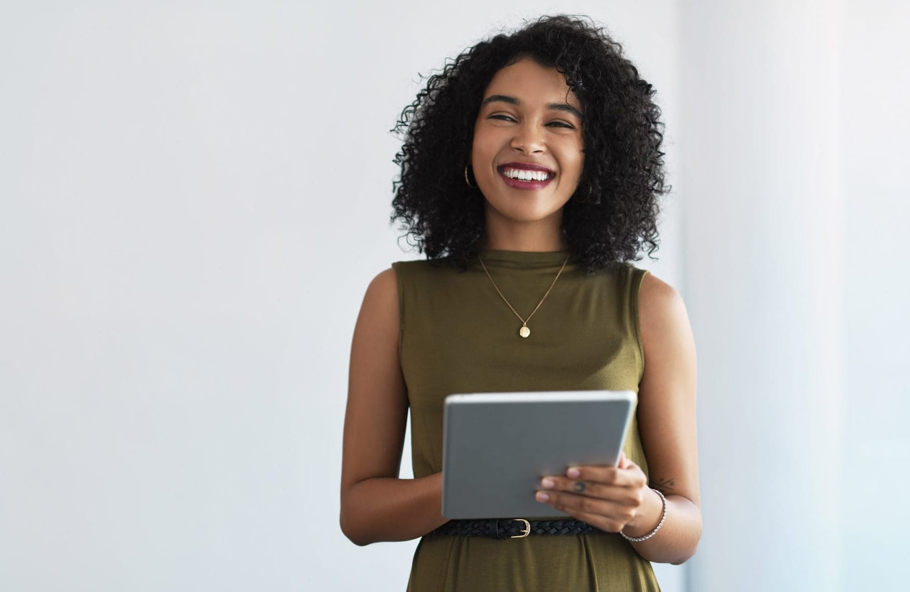 Femme heureuse et souriant, tenant un ordinateur portable en mains