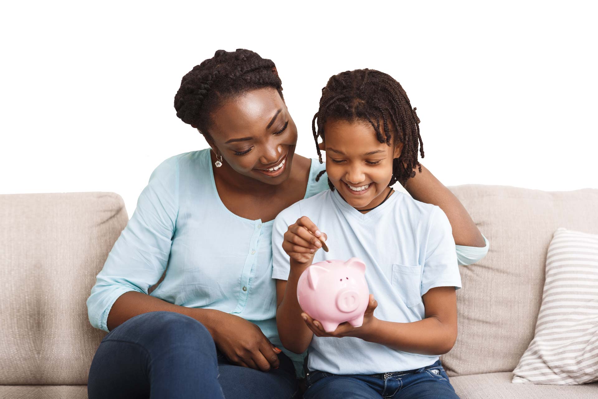 Une mère et son enfant, heureux de glisser une pièce de monnaie dans une tirelire en forme de petit cochon rose