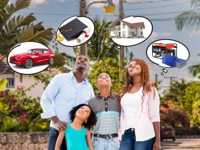 Famille de quatre rêvant d'une voiture, de graduation, d'une maison et de génératrice et panneaux solaires