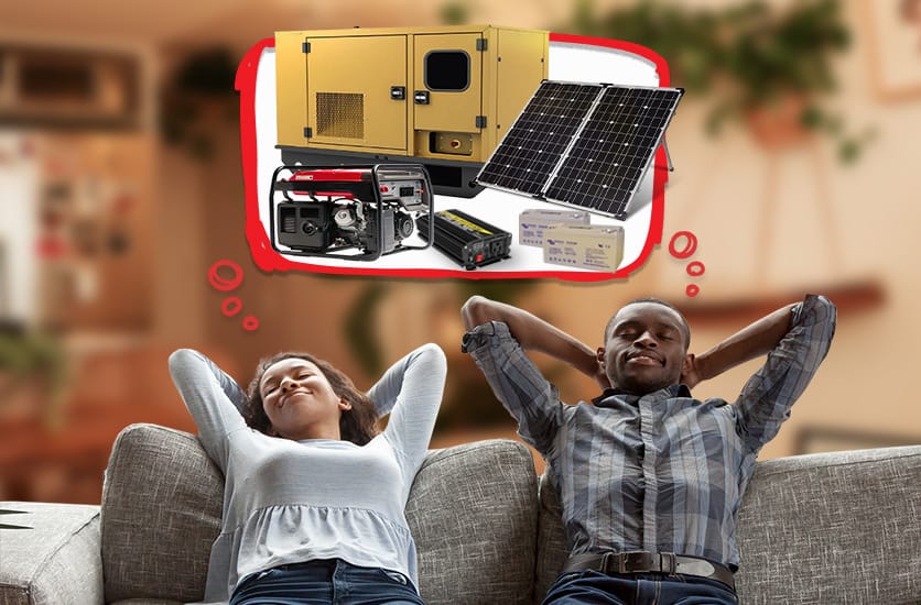 Couple assis sur un divan, rêvant d'équipements énergie tels que des panneaux solaires, une génératrice, des batteries, et autres