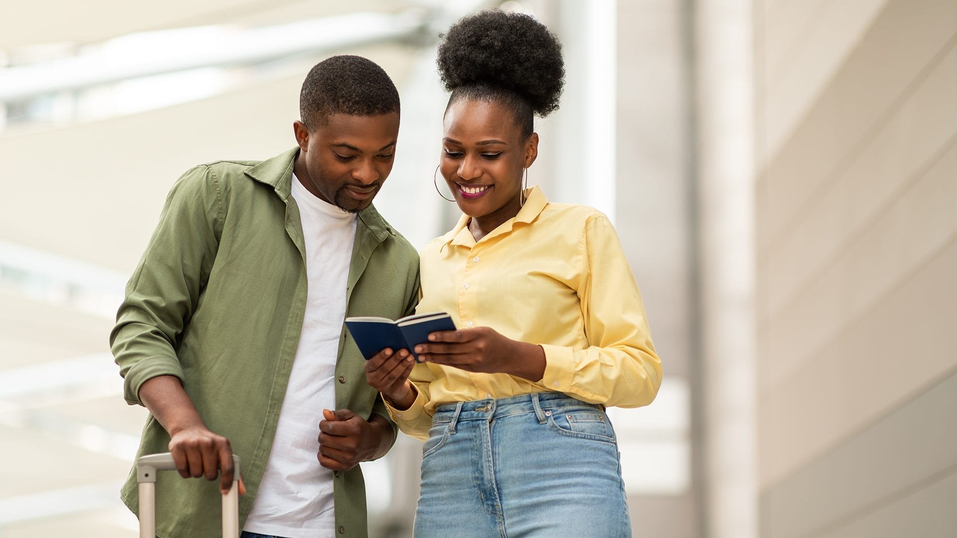 Femme et homme dans un aéroport regardant leurs passeports