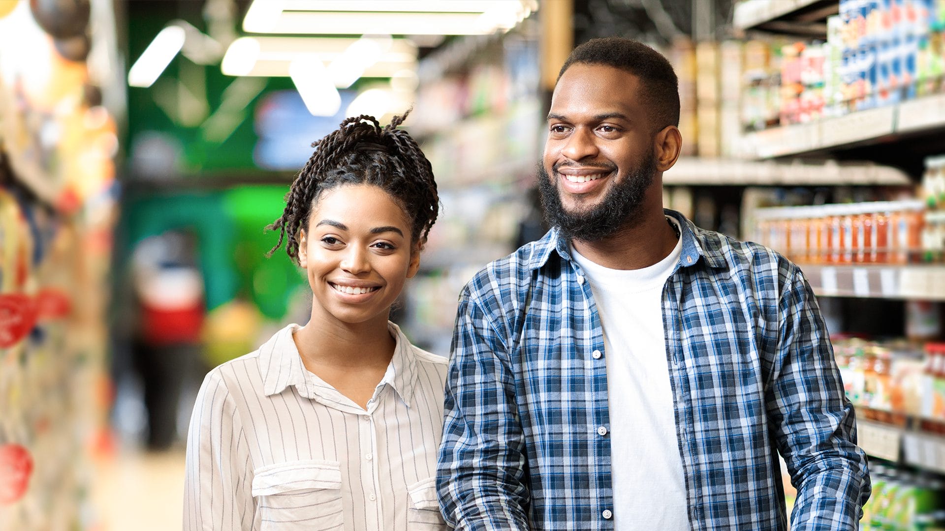 Couple faisant les courses au supermarché