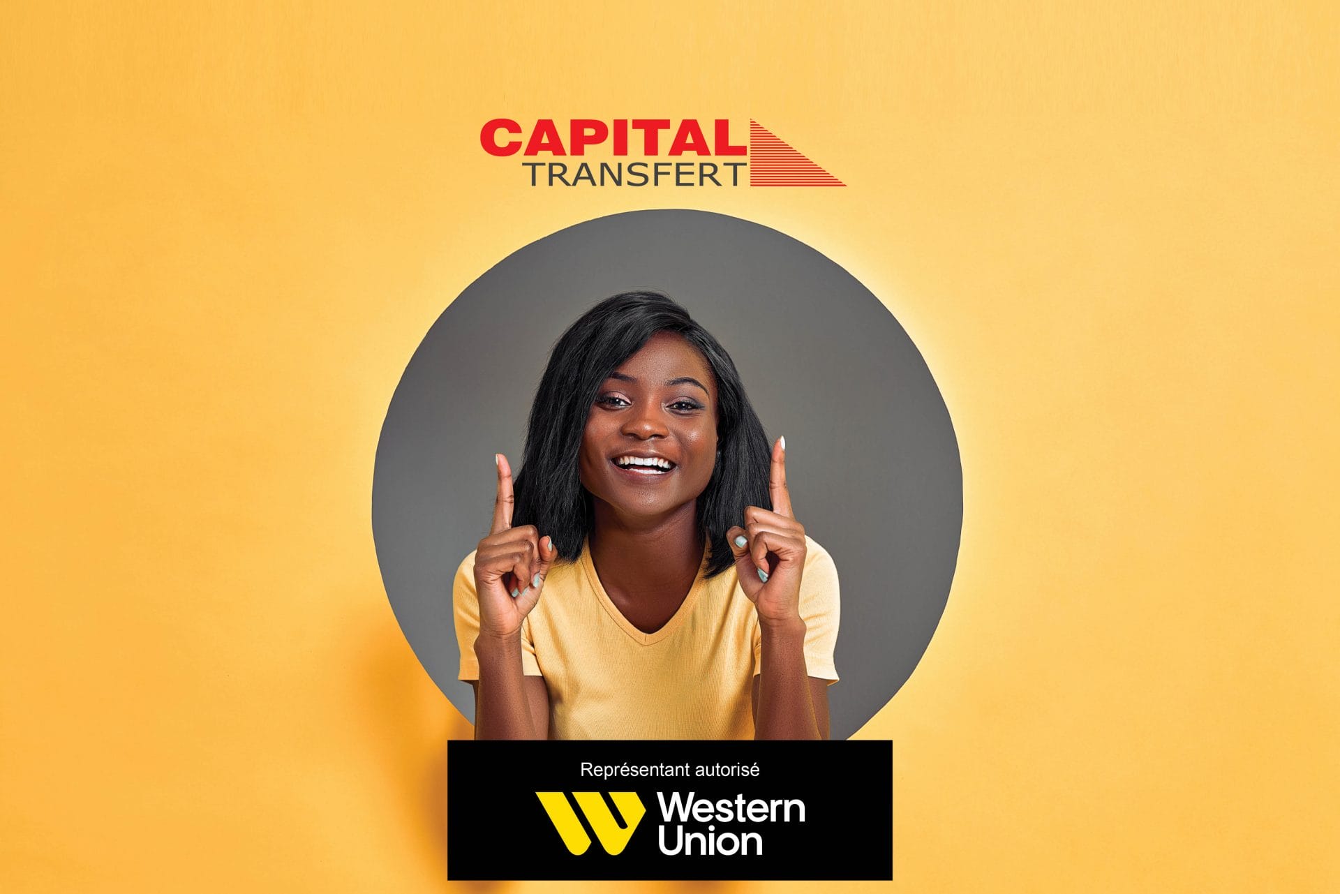 Femme riant et pointant le logo de Capital Transfert des doigts