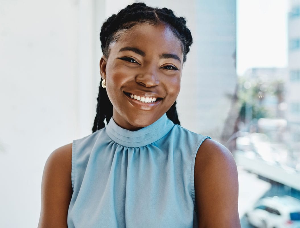 Femme confiante et souriante