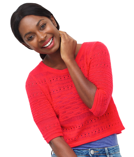 Femme heureuse montrant les avantages distinctifs d'être cliente de Capital Bank en Haïti notamment avec la carte de débit Capital Pam