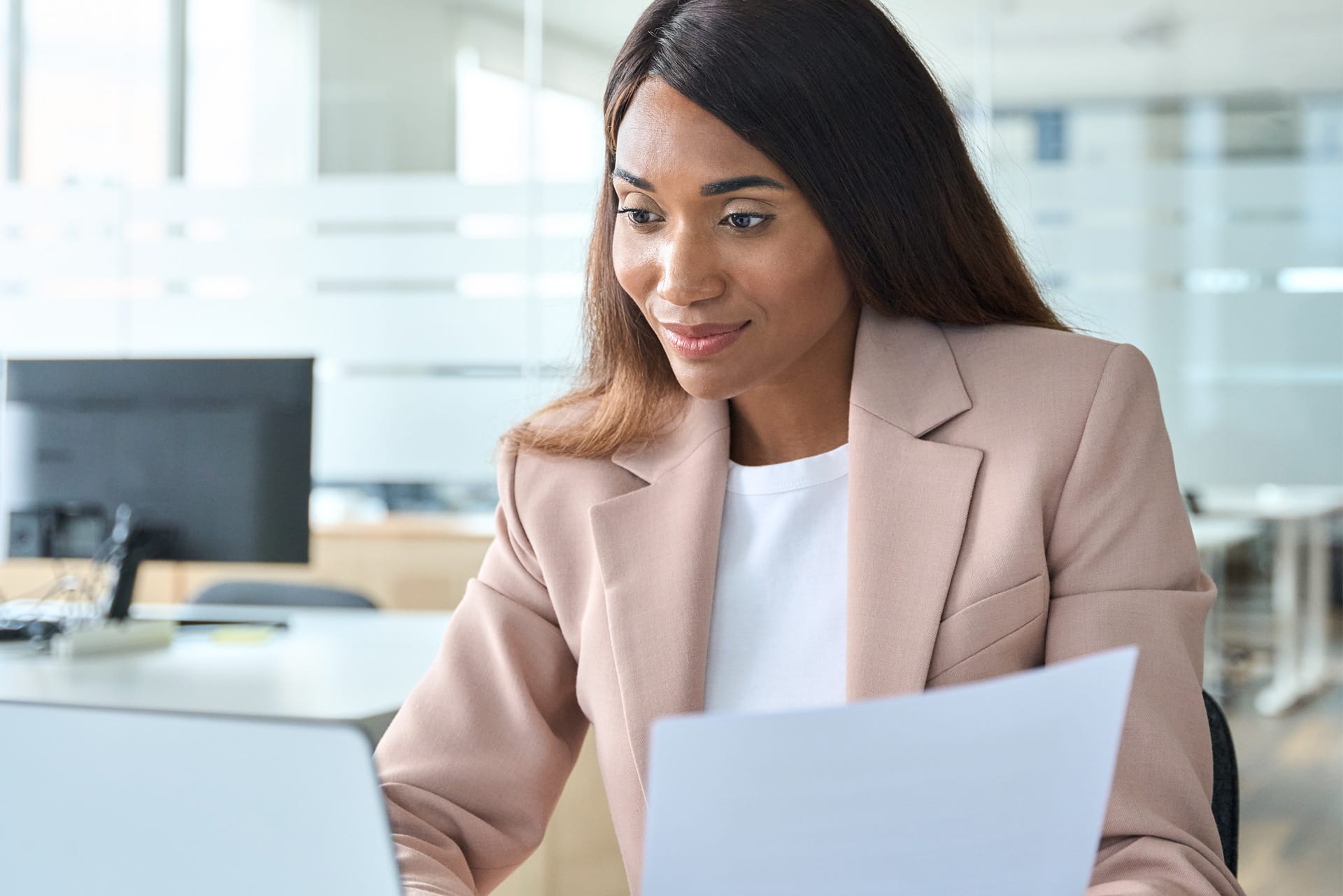 Portrait d'une femme tenant une lettre de crédit