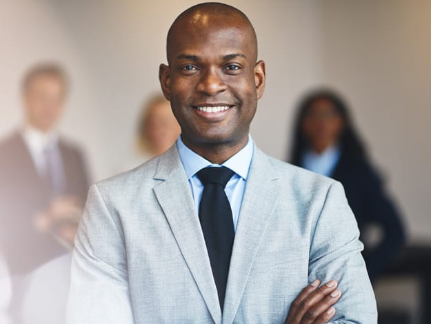 Un employé masculin confiant, souriant, symbolisant les services bancaires de premier plan et l'équipe de Capital Bank, avec une emphase particulière sur le dépôt à terme