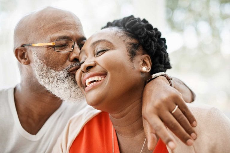 Photo d'un couple mature heureux, symbolisant la paix d'esprit en retraite