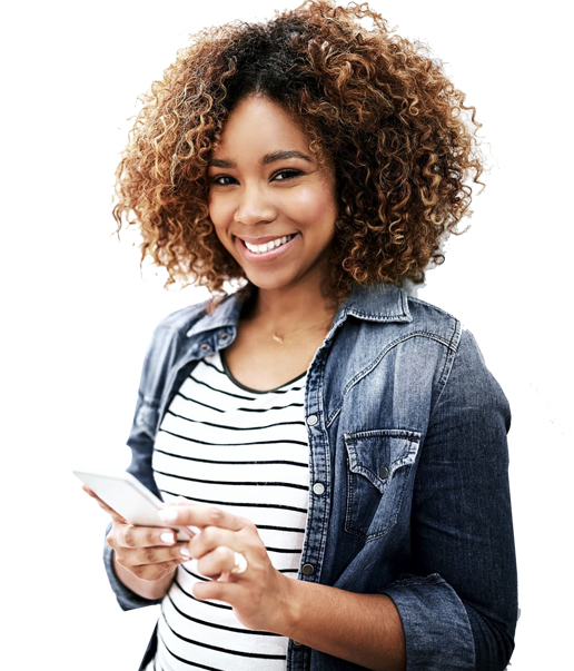 Femme souriant, son téléphone portable en mains