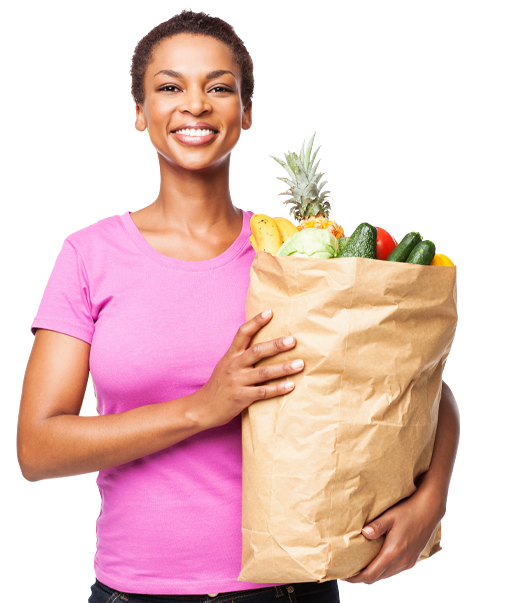 Femme souriante portant dans ses bras un sac de courses