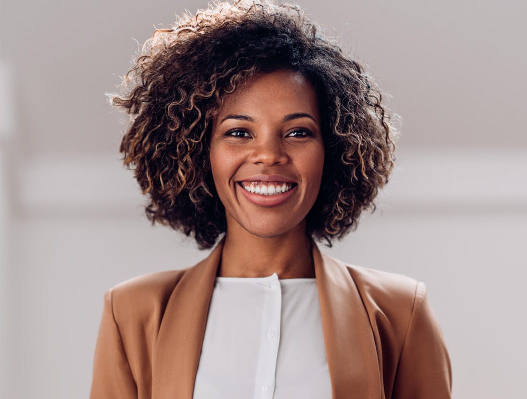 Femme professionnelle, confiante, souriant et fixant la caméra du regard
