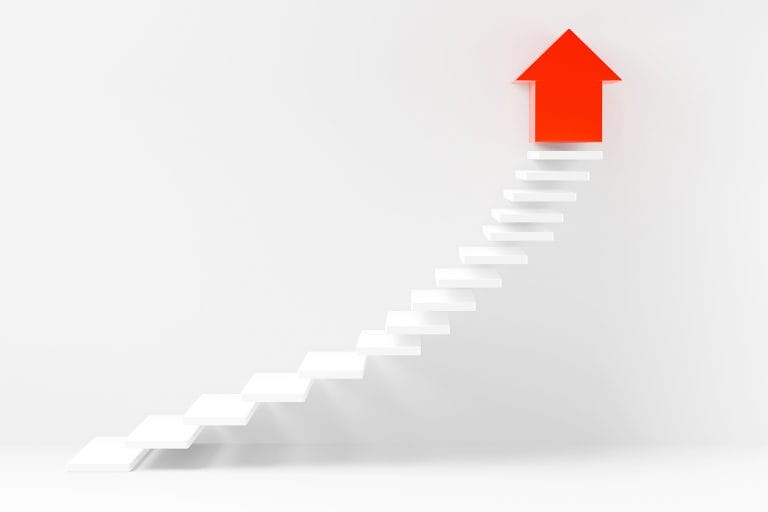 Marches d'escalier terminant avec une flèche montant une augmentation, une évolution