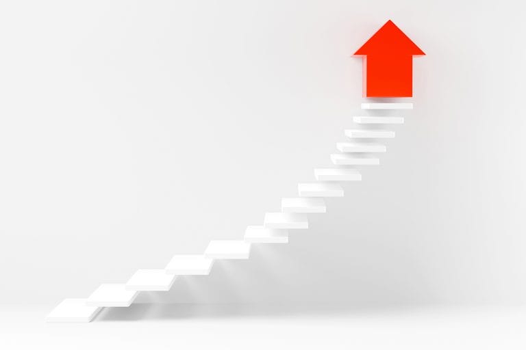 Marches d'escalier terminant avec une flèche montant une augmentation, une évolution
