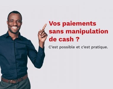 Homme pointant du doigt un bloc de texte concernant les options de paiement sans manipulation de cash