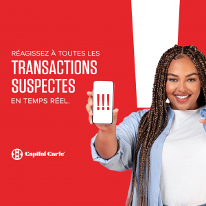 Femme souriante et confiante, regardant la caméra en tenant à la main un portable avec des signaux d'alertes reçues de Visa Purchase Alerts.
