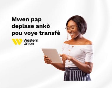 Femme souriant en manipulant sa tablette car elle envoie ses transferts Western Union sans se déplacer à partir de Capital Bank Online