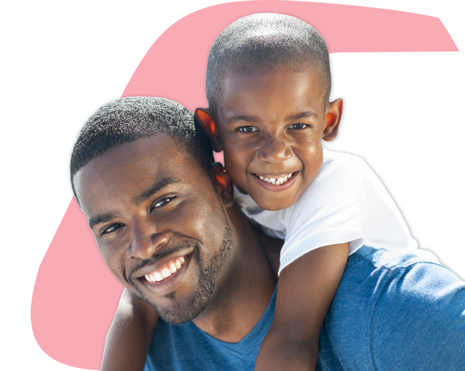 Père souriant, avec sur son dos, son fils qui lui aussi fixe la caméra du regard