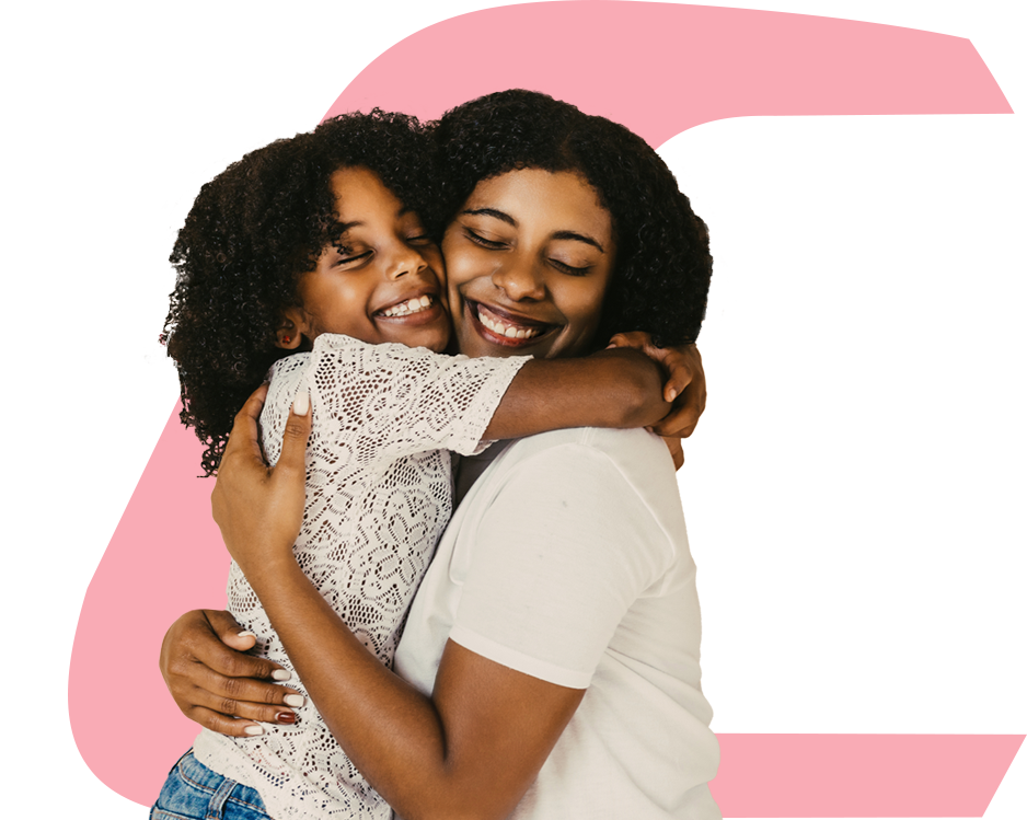 Mère et filles entrelacées, qui se font un calin, montrant un moment de tendresse