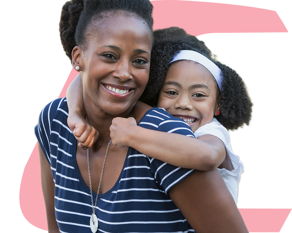 Une mère avec sa fille sur ses épaules, les deux avec un grand sourire. Elles ont derrière elles, le logo de Capital Bank.