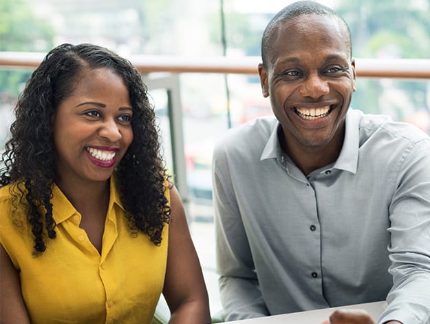 Couple heureux et souriant