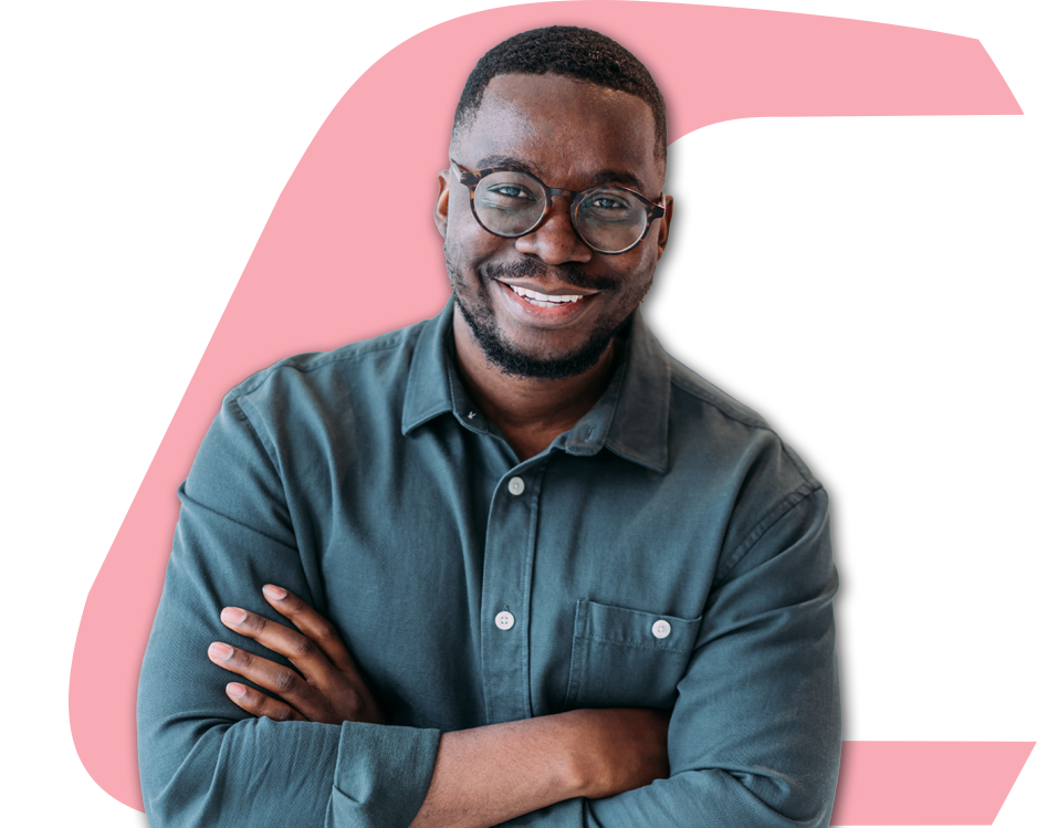 Homme professionnel, souriant et confiant, fixant la caméra du regard