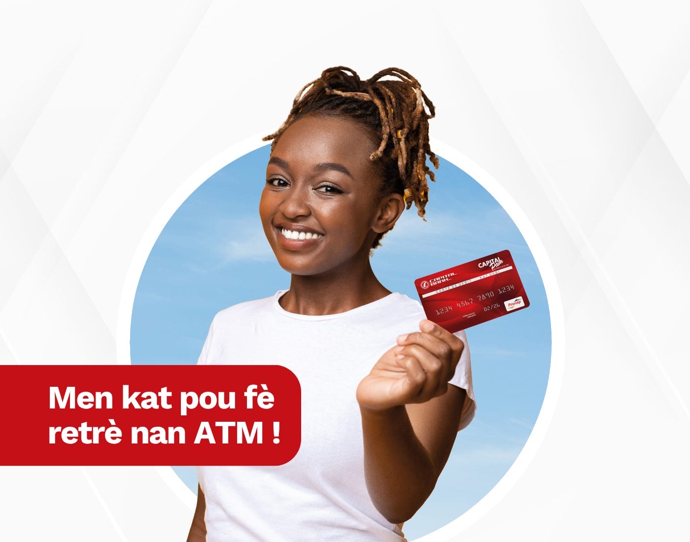 Femme souriante, tenant fièrement sa carte de débit locale Capital Pam