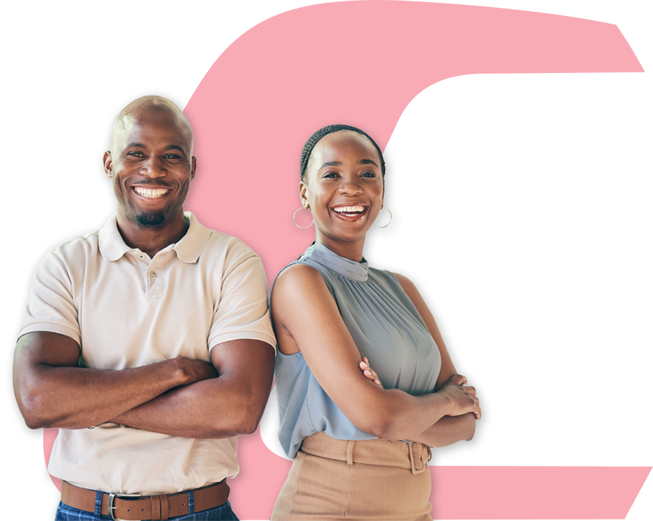 Homme et femme confiants, devant le logo de Capital Bank