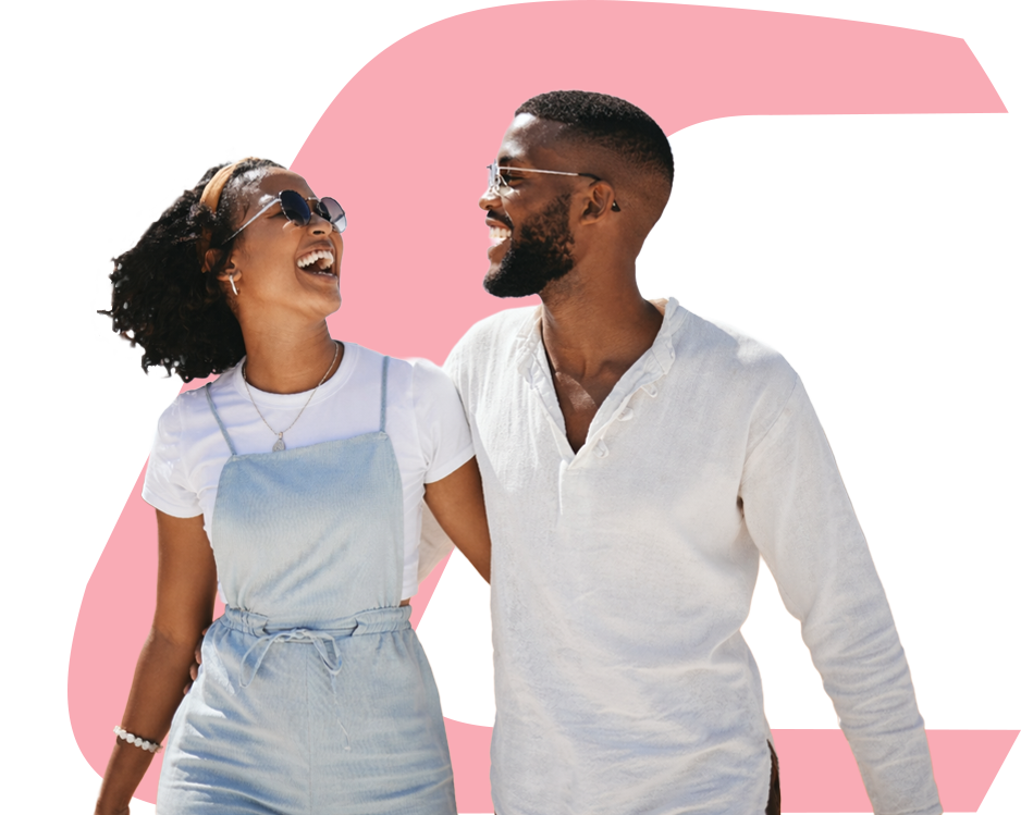 Couple heureux et complice, se regardant en souriant