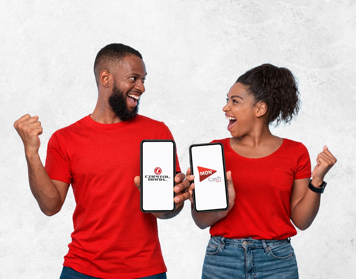 Deux personnes heureuses, avec leurs téléphones en main, montrant les logos de Capital Bank et de MonCash