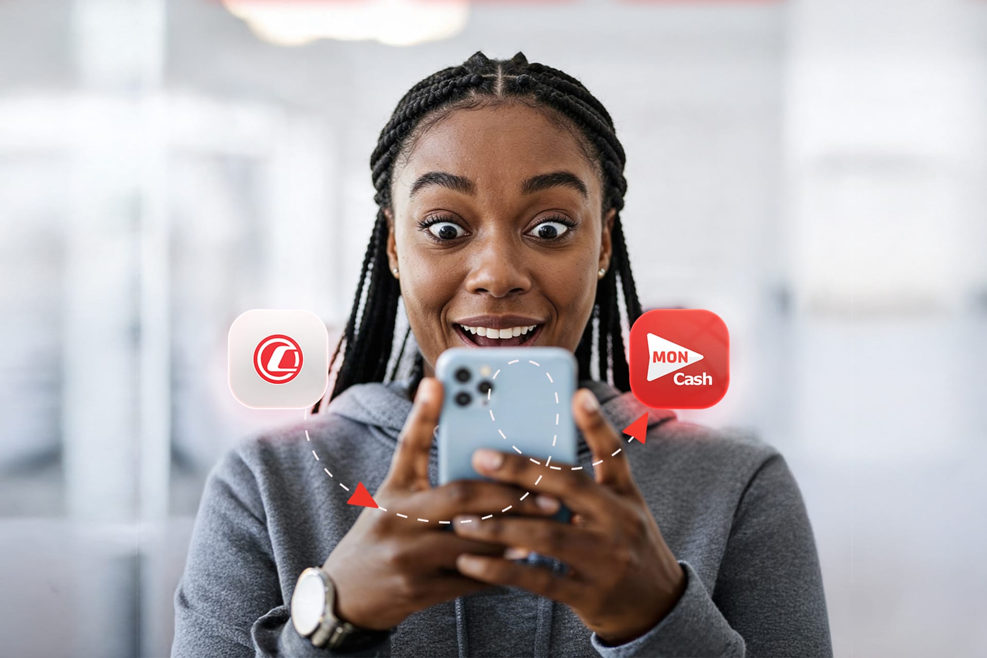 Femme heureuse, utilisant Capital Bank Mon Cash