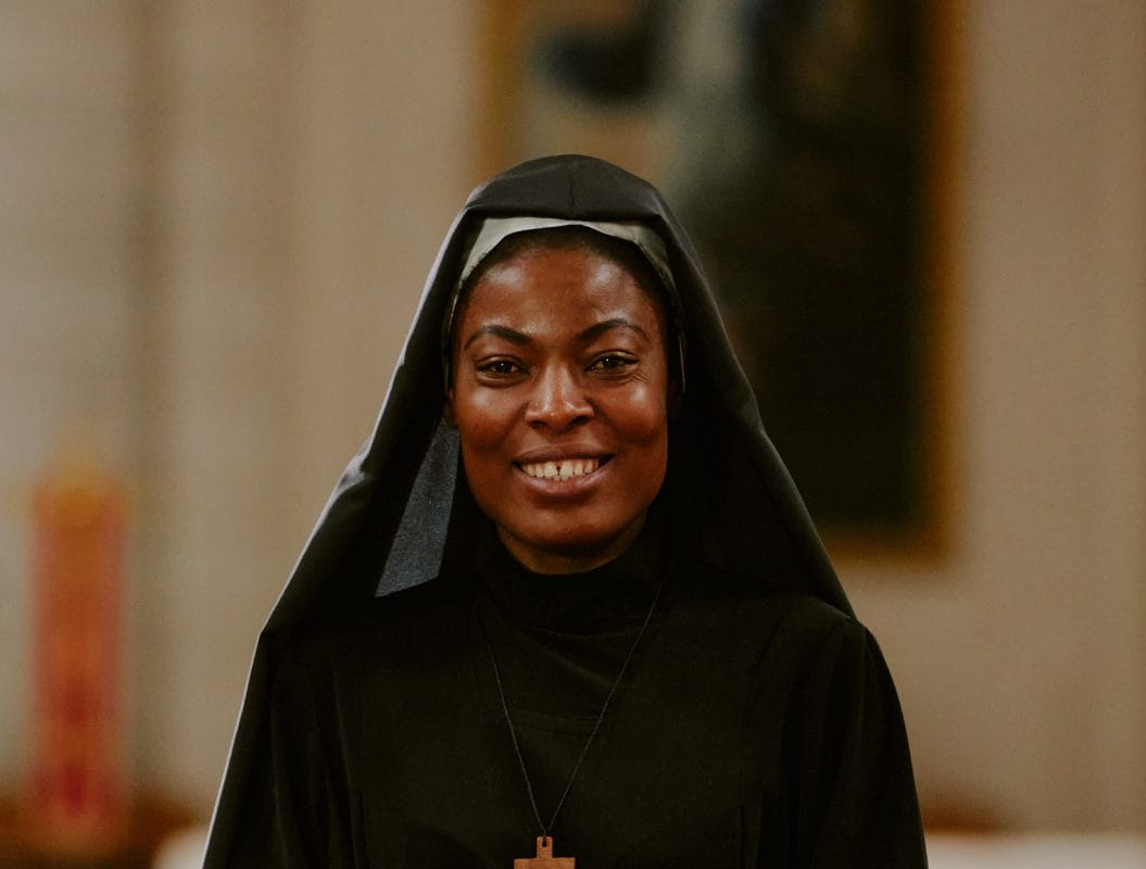 Une bonne soeur souriante à l'église