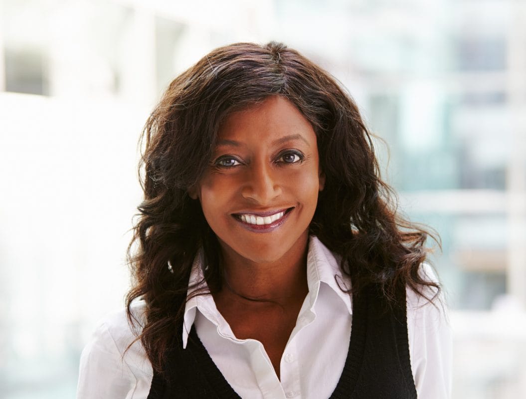 Une femme d'affaire souriante