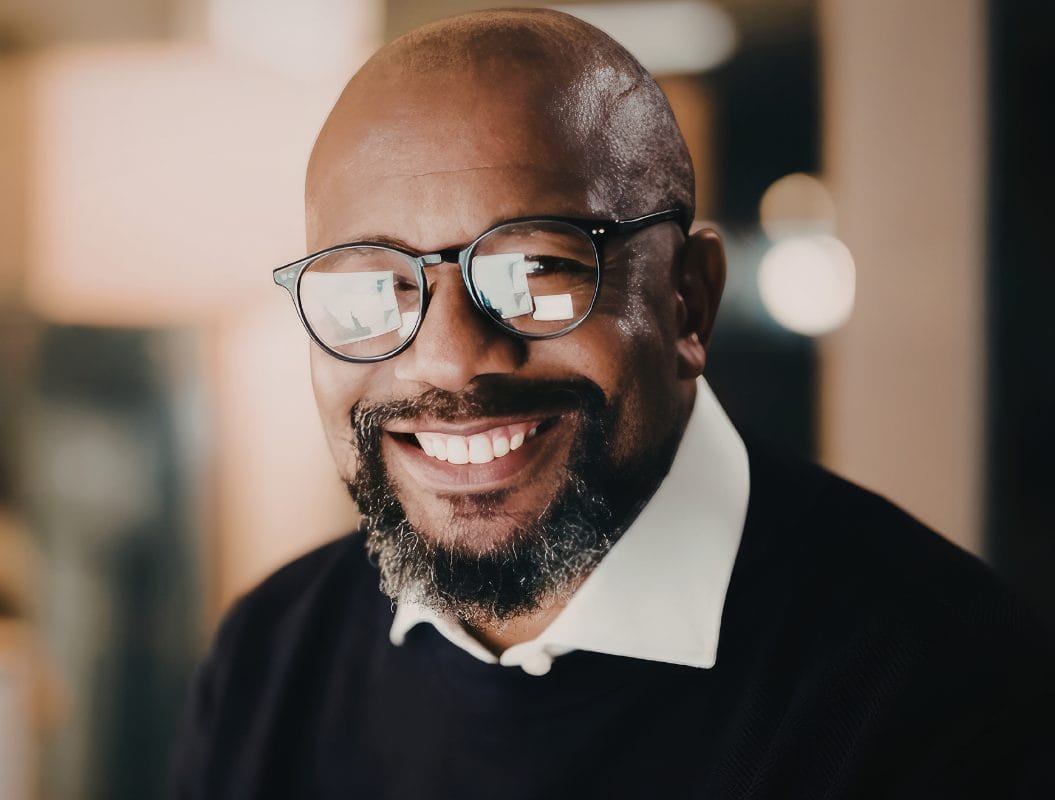 Homme à lunette souriant