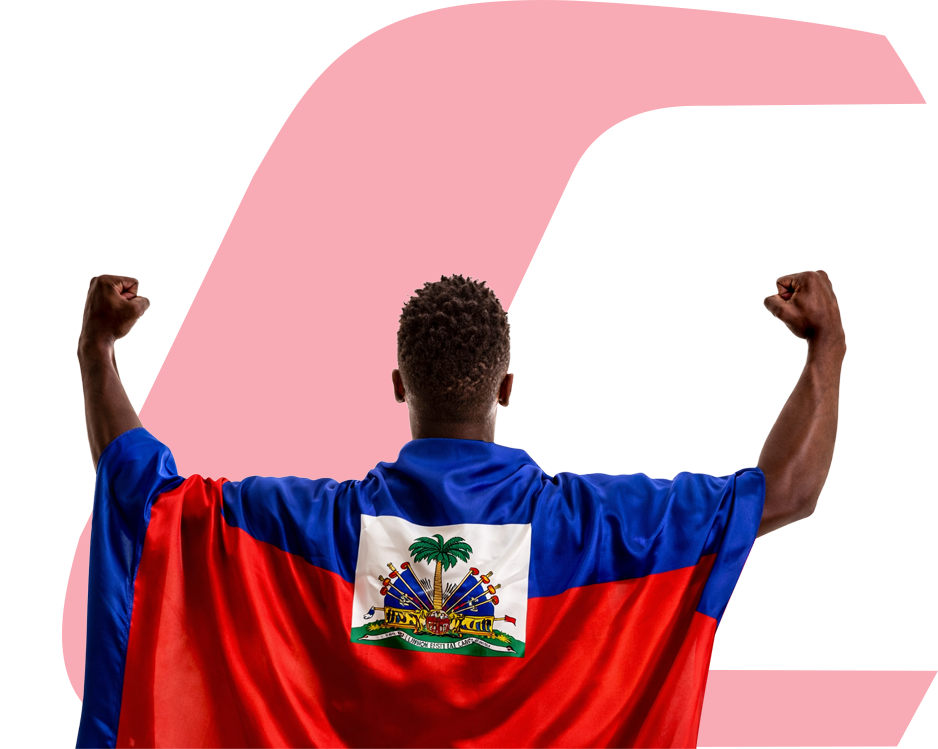 Homme portant fièrement le drapeau d'Haïti sur son dos, avec un mouvement de victoire. Il est devant le logo de Capital Bank.