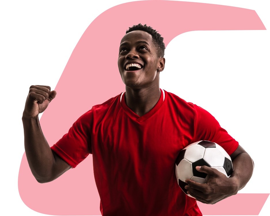 Homme tenant fièrement un ballon de football