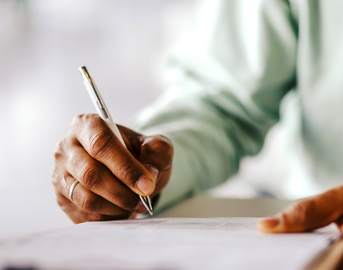 Personne signant un document