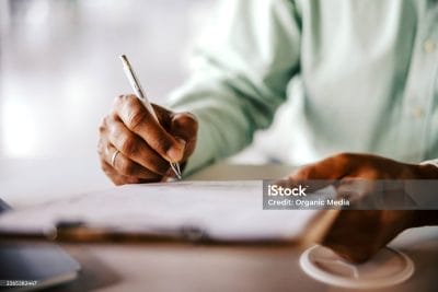 Homme signant un contrat
